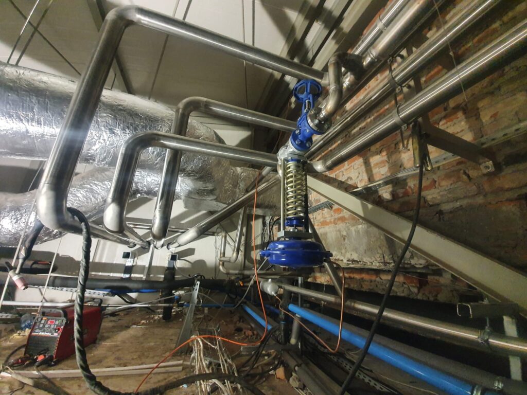 Instalacja z rur nierdzewnych na poddaszu — zdjęcie 2