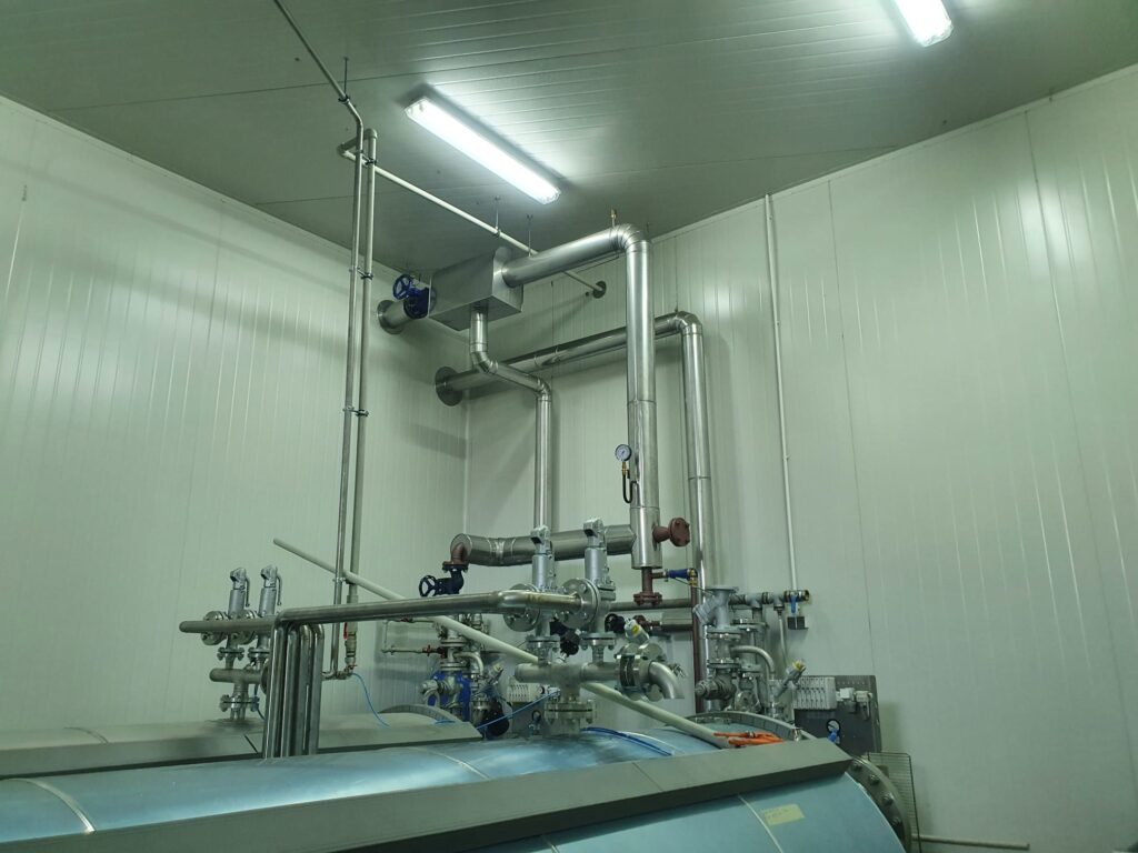 Instalacja z rur nierdzewnych w trakcie realizacji — zdjęcie 1