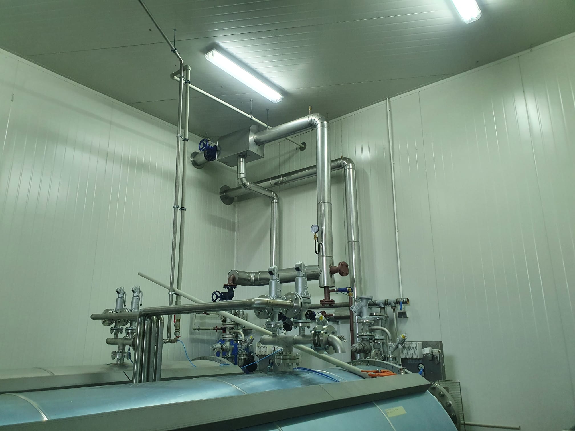 Instalacja z rur nierdzewnych w trakcie realizacji