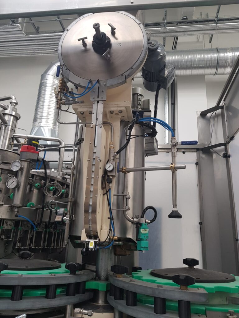 Taśma na produkcji z instalacją nierdzewną — zdjęcie 2