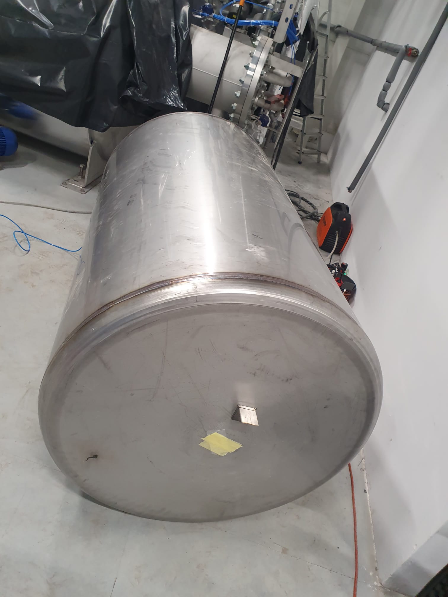 Zbiornik nierdzewny o średnicy około 100 cm