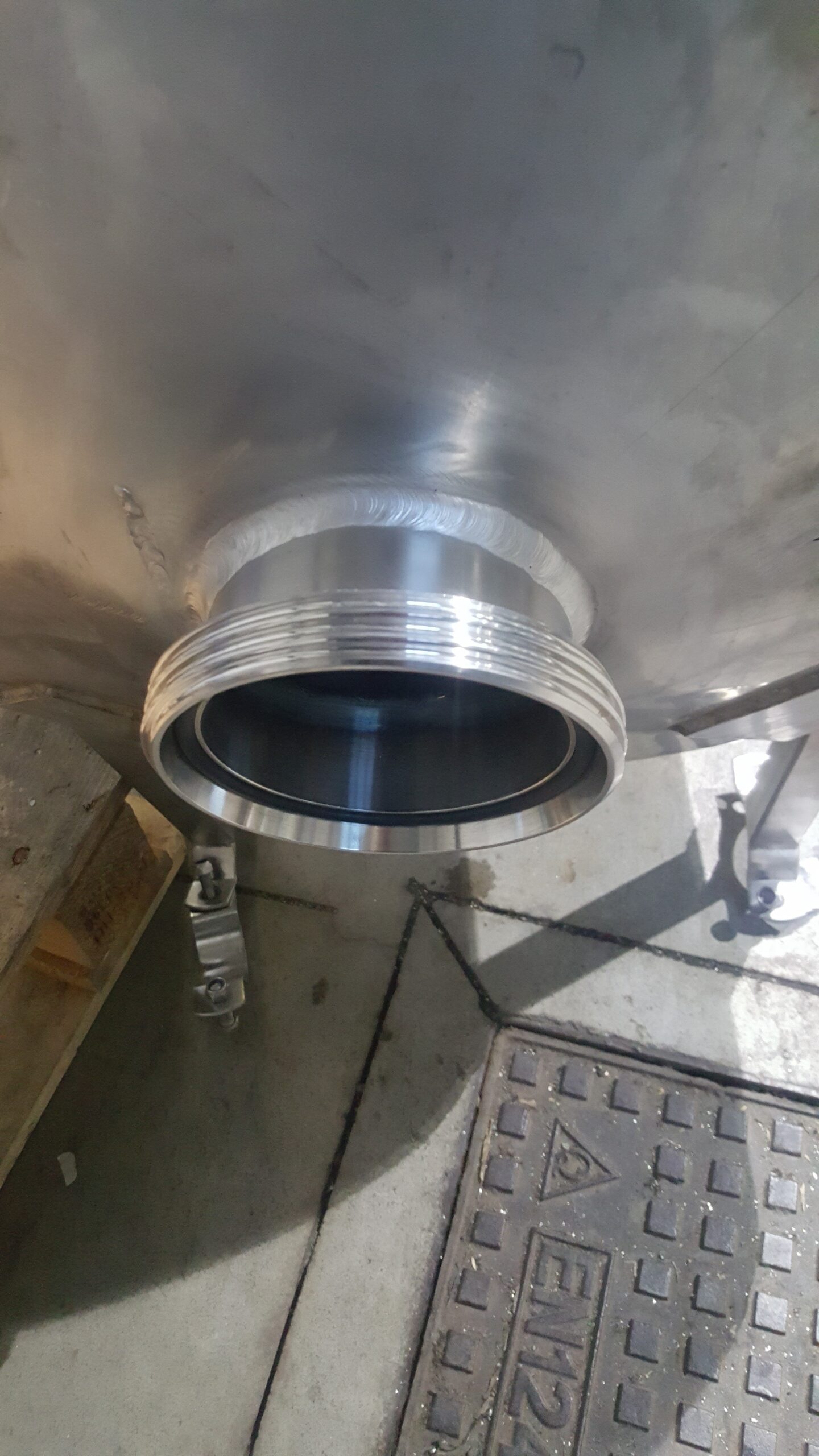 Gwint DN 100 przyspawany do zbiornika