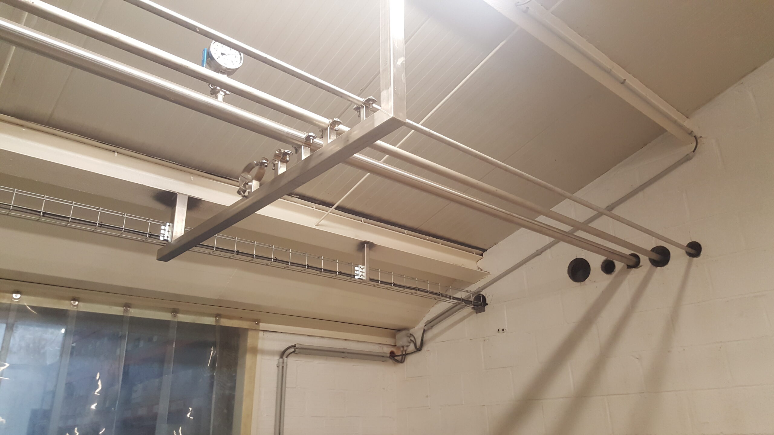 Instalacja rur 1/2 cala, 1 cal , DN 50 z manometrem