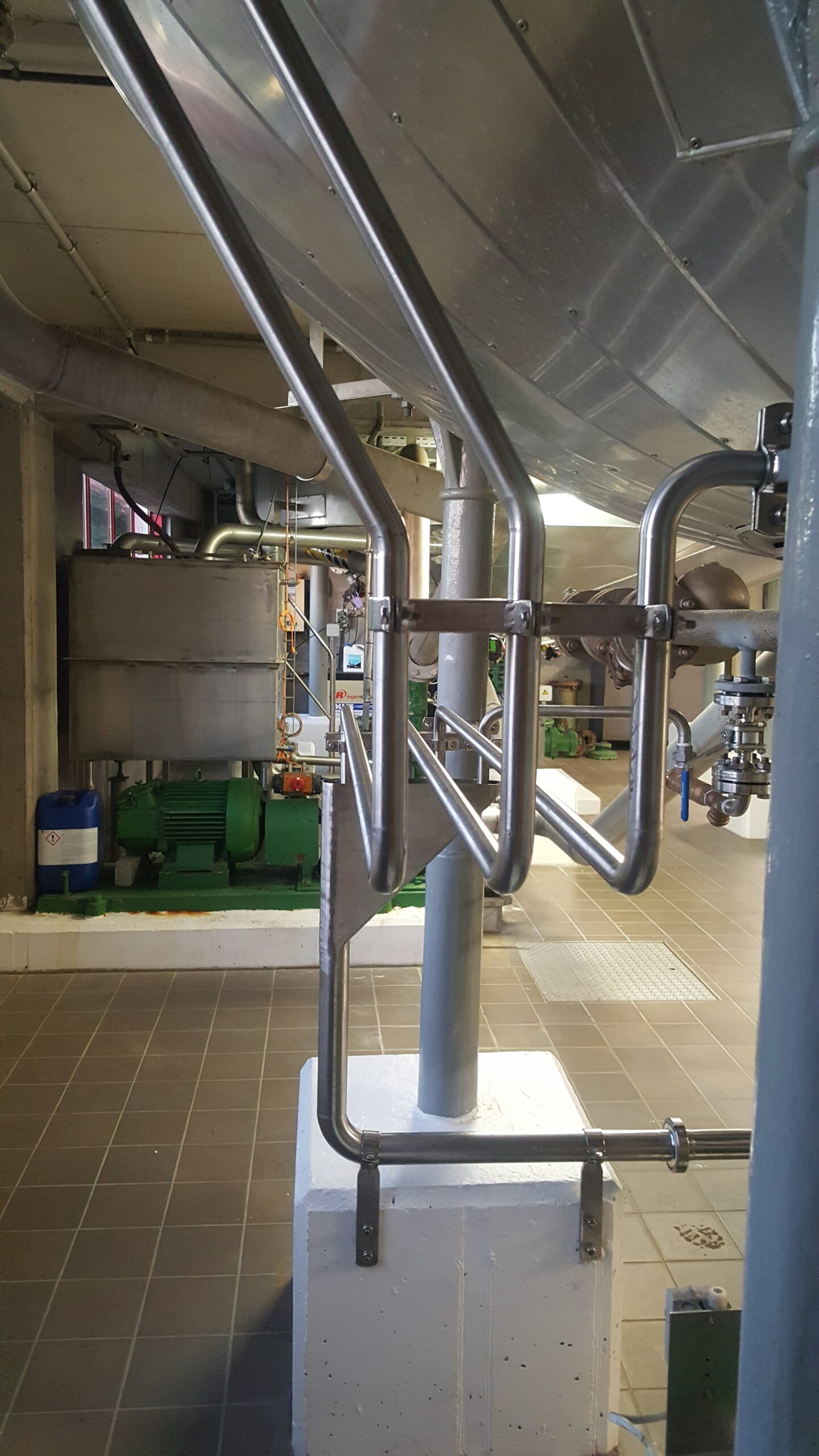 Instalacja rur DN 20 z uchwytami