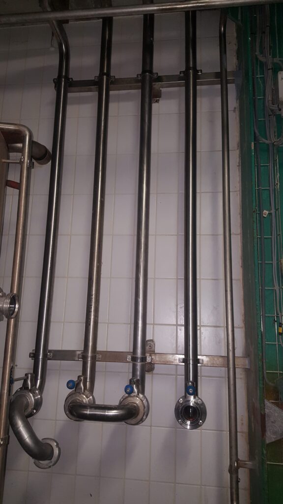 Instalacja rur DN 50 z zaworami i gwintami — zdjęcie 1